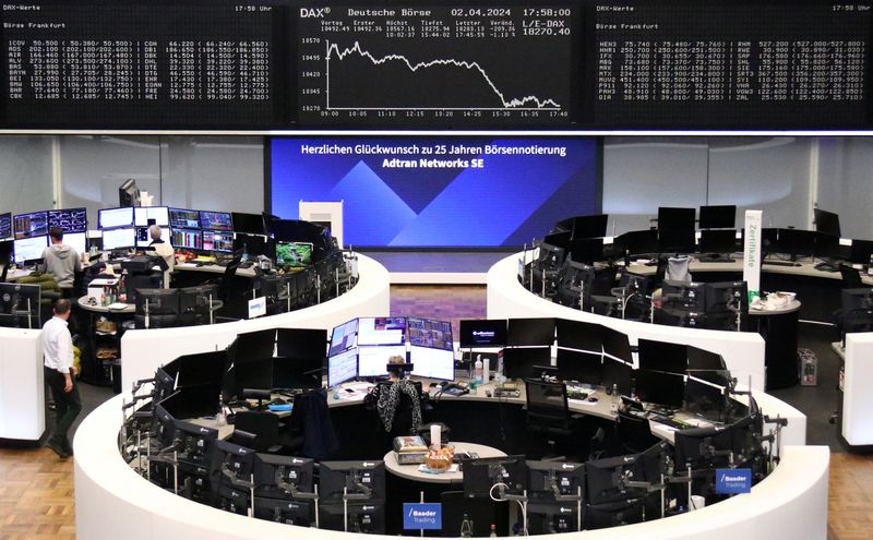 &copy; Reuters. شاشة تعرض بيانات مؤشر الأسهم الألمانية داكس في بورصة فرانكفورت يوم الثلاثاء في صورة لرويترز.