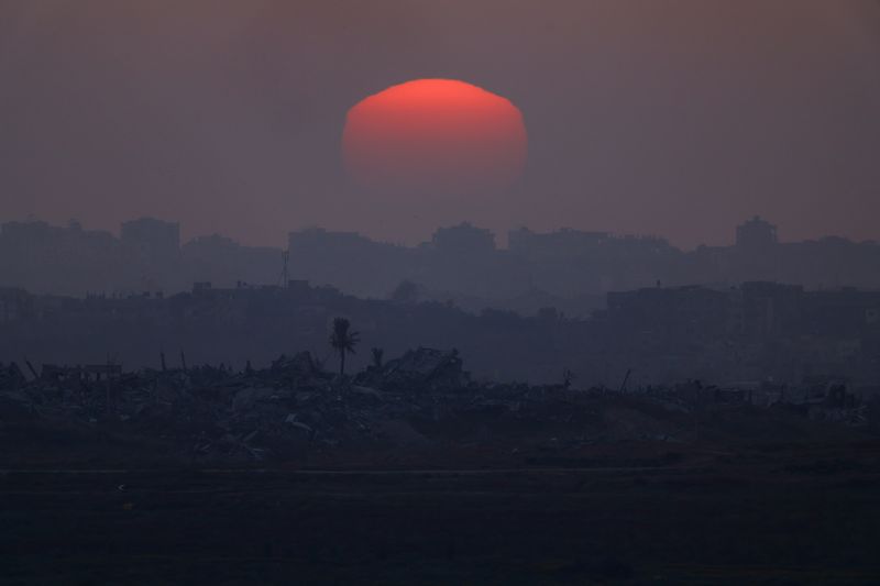 &copy; Reuters. Le soleil se couche sur Gaza, dans le cadre du conflit entre Israël et le groupe islamiste palestinien Hamas, vu depuis la frontière entre Israël et Gaza, dans le sud d'Israël. /Photo prise le 2 avril 2024/REUTERS/Hannah McKay