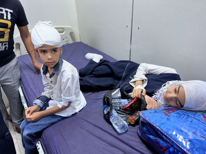 &copy; Reuters. أطفال عراقيون يتلقون العلاج بعد تعرضهم لحادث سير في البصرة بالعراق يوم الثلاثاء. تصوير: محمد عطي - رويترز