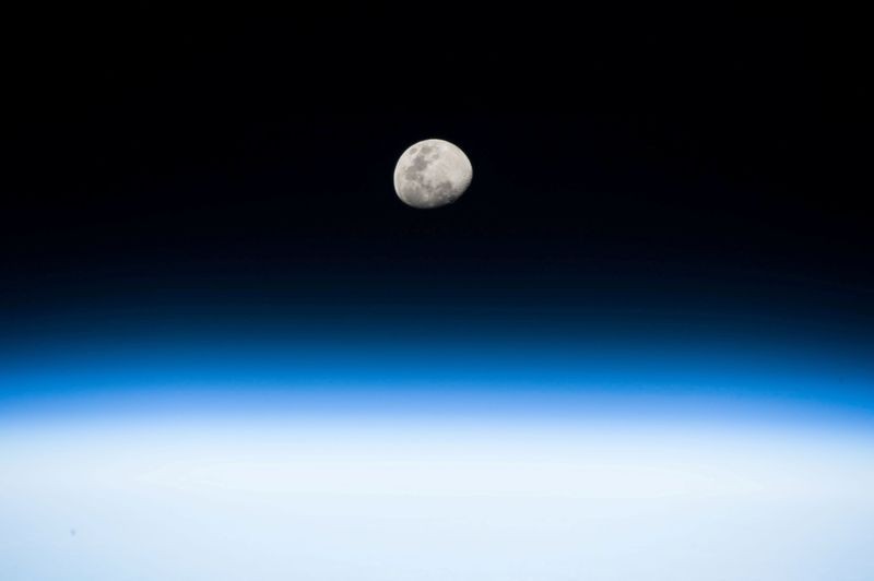 &copy; Reuters. FOTO ARCHIVO: Una foto tomada por el astronauta de la NASA Randy Bresnik desde la Estación Espacial Internacional el 3 de agosto de 2017. Desde su posición ventajosa en la órbita baja de la Tierra, Bresnik apuntó su cámara hacia la Luna creciente. NA