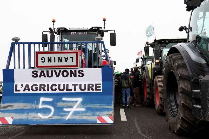&copy; Reuters. Une banderole portant l'inscription "Sauvons l'agriculture" est attachée à un véhicule agricole, lors d'un blocage par les agriculteurs sur l'autoroute A4 pour protester contre les pressions sur les prix, les taxes et la réglementation verte, des grie