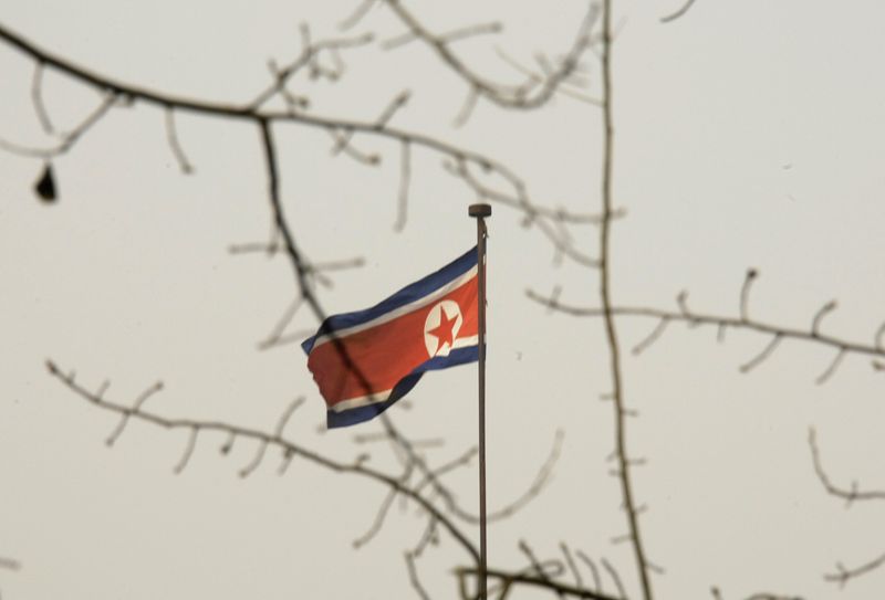 &copy; Reuters. 　北朝鮮は４月３日、固体燃料式の新型中長距離極超音速ミサイルの発射実験に成功したと明らかにした。写真は北朝鮮の旗。北京の北朝鮮大使館で２００８年１２月撮影（２０２４年　ロ