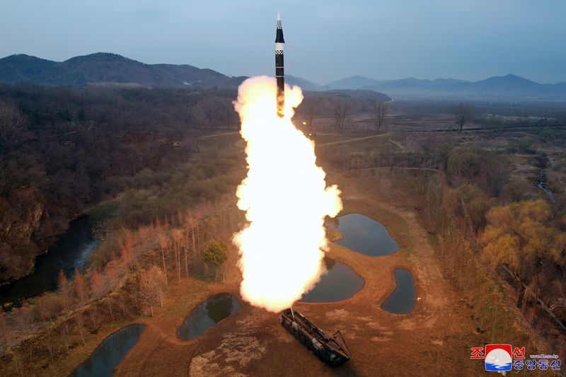 &copy; Reuters. Un misil es lanzado, mientras los medios estatales informan de que Corea del Norte ha probado un nuevo misil hipersónico de combustible sólido de medio y largo alcance, en un lugar desconocido de Corea del Norte, el 2 de abril de 2024, en esta imagen di