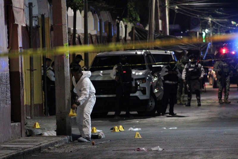 &copy; Reuters. Técnico forense trabalha em local onde a candidata Gisela Gaytán foi assassinada em Guanajuato, México
1/4/2024 REUTERS/Juan Moreno