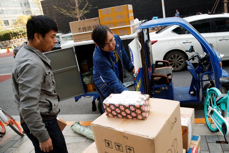 &copy; Reuters. FOTO DE ARCHIVO. Repartidores clasifican paquetes en el Distrito Central de Negocios de Pekín, China, 29 de octubre de 2019. REUTERS/Thomas Peter