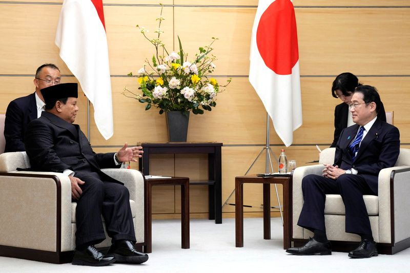 &copy; Reuters. Indonesian president-elect and current Defence Minister Prabowo Subianto, left, and Japan's Prime Minister Fumio Kishida, right, meet at the prime minister's office, Wednesday, April 3, 2024, in Tokyo, Japan.     Eugene Hoshiko/Pool via REUTERS