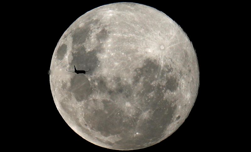 © Reuters. FILE PHOTO: A plane is pictured in front of the full moon in Curitiba, Brazil February 8, 2020. REUTERS/Rodolfo Buhrer 