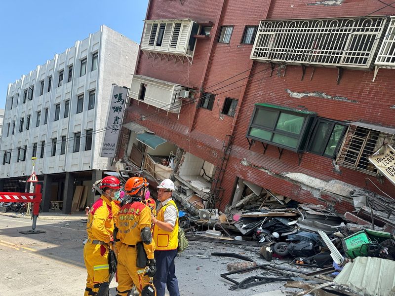 © Reuters. Des pompiers près d'un bâtiment s'étant effondré à la suite du tremblement de terre, à Taïwan. /Photo prise le 3 avril 2024/REUTERS/Taiwan National Fire Agency
