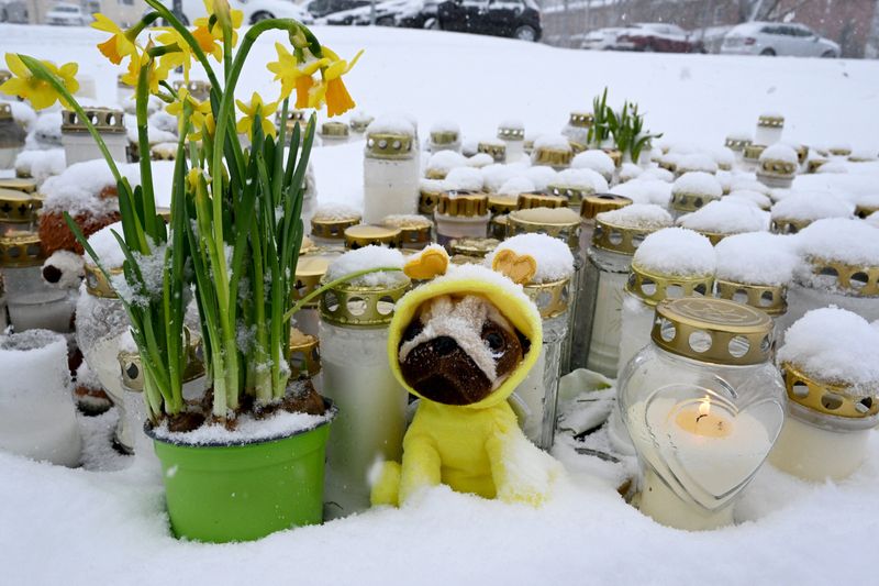 &copy; Reuters. A view of candles, flowers and other memorabilia at the Viertola school, following a shooting incident at the school, in Vantaa, Finland, on Wednesday, April 3, 2024.   Lehtikuva/Jussi Nukari via REUTERS 