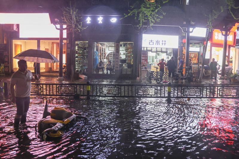 &copy; Reuters. FOTO DE ARCHIVO. Un grupo de personas en una calle inundada por las lluvias y el granizo en Nanchang, provincia de Jiangxi, China. 2 de abril de 2024. cnsphoto vía REUTERS
