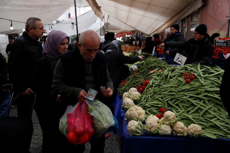 &copy; Reuters. شخص يعد النقود في سوق للخضراوات والفاكهة في إسطنبول يوم السادس من مارس آذار 2024. تصوير: ديلارا شنكايا - رويترز