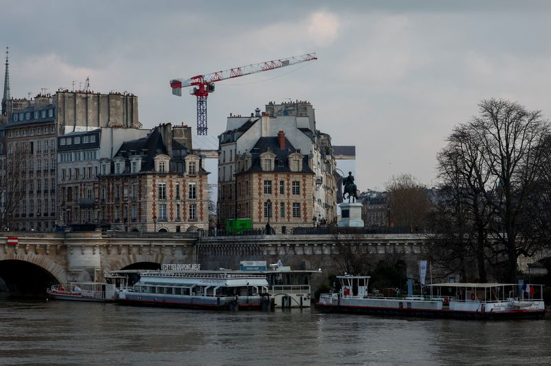 &copy; Reuters. Vue de grues de construction à Paris. /Photo prise le 7 mars 2024/REUTERS/Gonzalo Fuentes