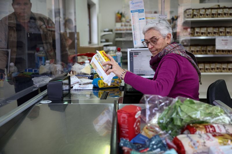 &copy; Reuters. Une femme travaille à la caisse d'un supermarché. /Photo prise le 27 février 2024/REUTERS/Guglielmo Mangiapane              