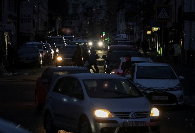 &copy; Reuters. FILE PHOTO: People and traffic move through the city centre without electricity after critical civil infrastructure was hit by Russian missile attacks, amid Russia's invasion of Ukraine, in Kharkiv, March 26, 2024. REUTERS/Vyacheslav Madiyevskyy/File Phot