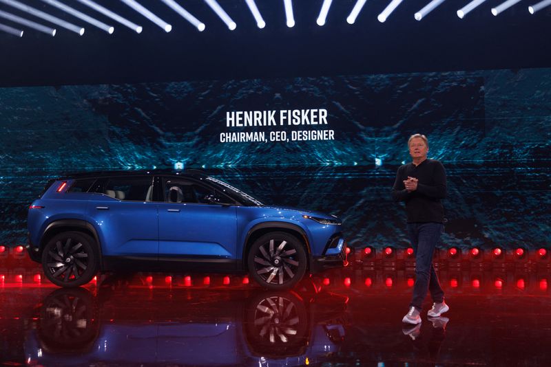 &copy; Reuters. File photo: Henrik Fisker, CEO of electric-vehicle maker Fisker Inc., stands next to his company's flagship electric Ocean SUV in Huntington Beach, California, August 3, 2023.  REUTERS/Mike Blake/File photo