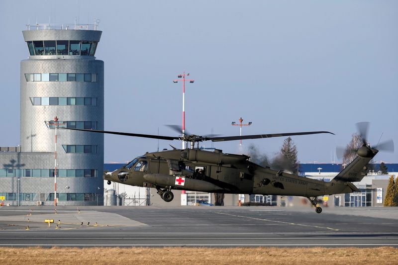 &copy; Reuters. File photo: A U.S. Army UH-60M Blackhawk helicopter lands at Rzeszow-Jasionka Airport, Poland February 15, 2022. Patryk Ogorzalek/Agencja Wyborcza.pl via REUTERS/File photo