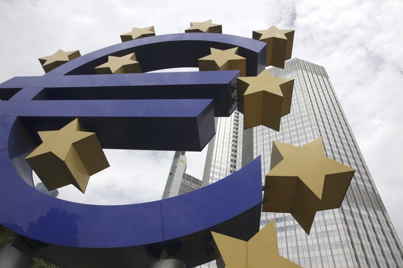 &copy; Reuters. مجسم شعار اليورو خارج مقر البنك المركزي الأوروبي في فرانكفورت في صورة من أرشيف رويترز.