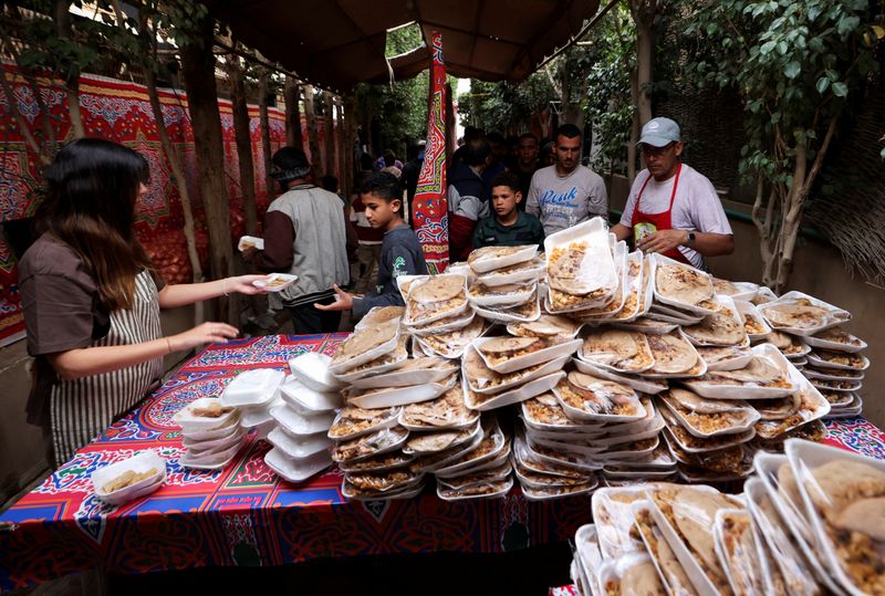 &copy; Reuters. متطوعة توزع وجبات ساخنة على الصائمين خلال شهر رمضان في ظل أزمة اقتصادية في القاهرة يوم 29 مارس آذار 2024. تصوير: محمد عبد الغني - رويترز
