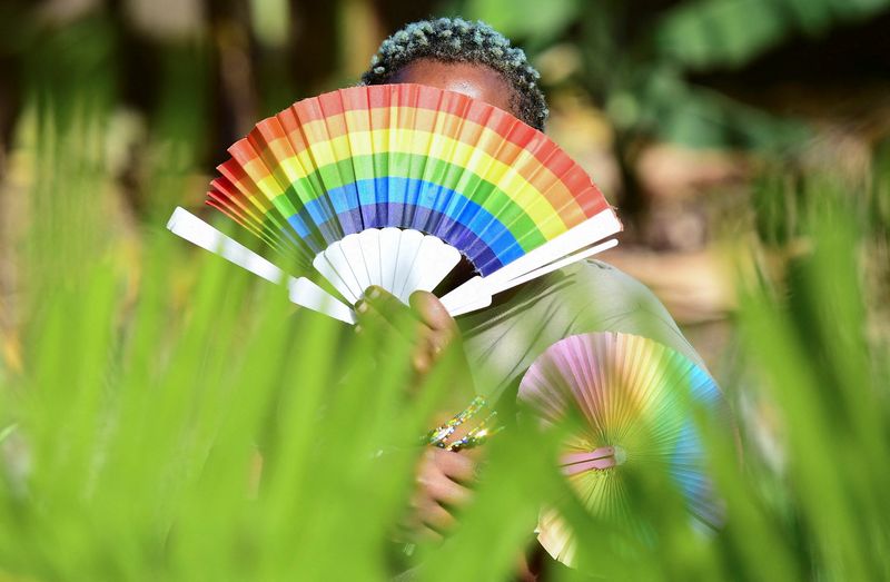 &copy; Reuters. FOTO DE ARCHIVO. Quin Karala, de 29 años, miembro de la comunidad LGBTQ y madre soltera de un hijo, posa para una foto con los colores del arco iris en las oficinas del Programa de Empoderamiento de las Mujeres de Rella, para la defensa de los derechos L
