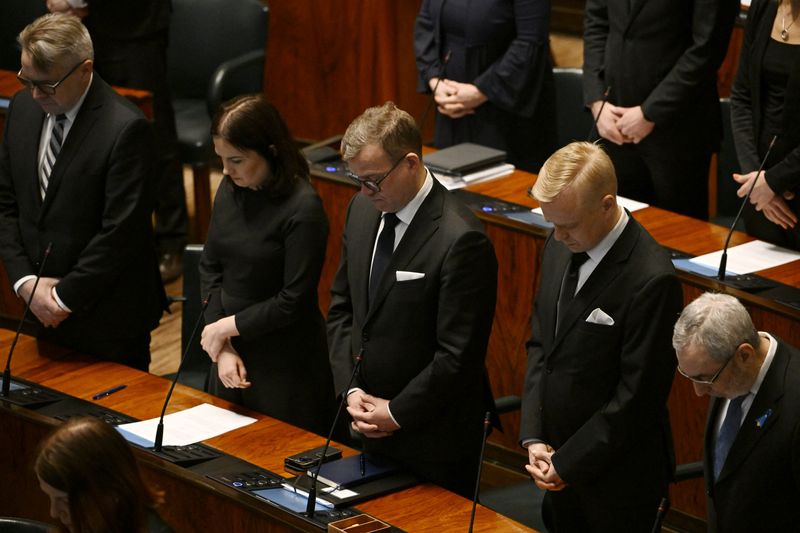 © Reuters. Members of the Finnish parliament pay their respect to the victims of the school shooting that happened at Viertola school in Vantaa, ahead of the parliament session, in Helsinki, Finland April 3, 2024. Lehtikuva/Antti Aimo-Koivisto via REUTERS