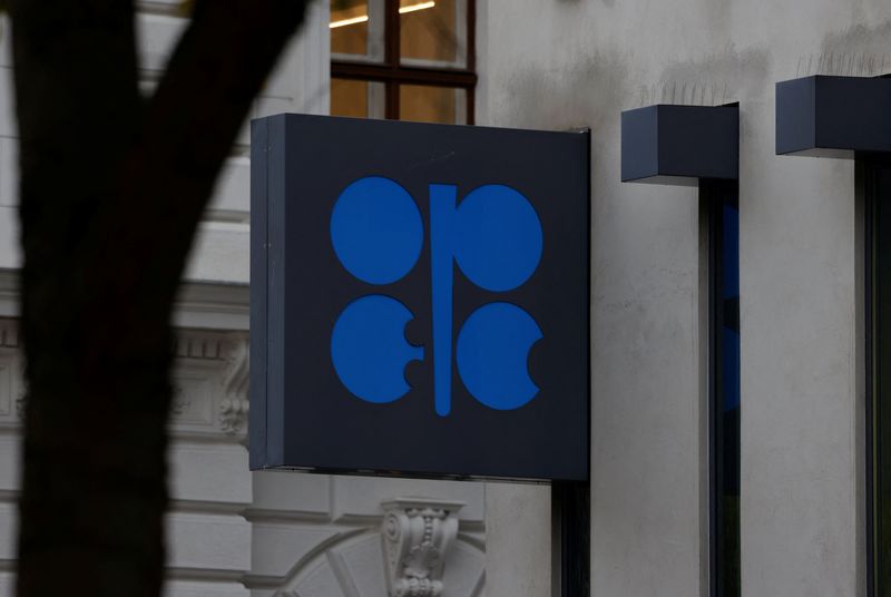 © Reuters. FILE PHOTO: Hình ảnh logo của Tổ chức các nước xuất khẩu dầu mỏ (OPEC) bên ngoài trụ sở chính của họ ở Vienna, Áo, ngày 30 tháng 11 năm 2023. REUTERS/Leonhard Foeger/File Photo