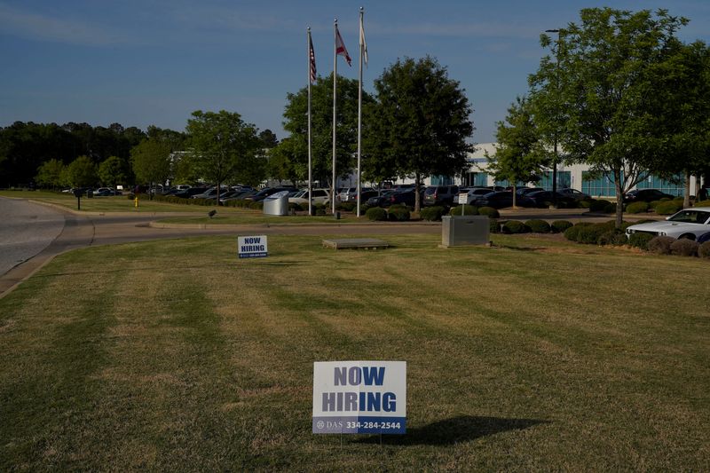 &copy; Reuters. Un panneau donnant le contact d'un employeur en Alabama, aux Etats-Unis. /Photo prise le 25 avril 2023/REUTERS/Cheney Orr