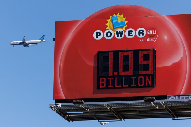 &copy; Reuters. A Powerball lottery sign along a freeway displays the latest billion dollar prize in San Diego, California, U.S., April 2, 2024.  REUTERS/Mike Blake