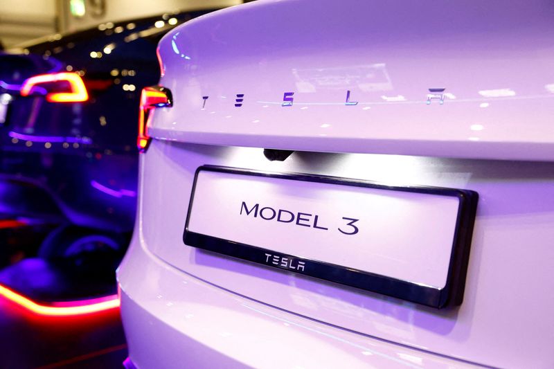 © Reuters. FILE PHOTO: Tesla Model 3 on display at the Everything Electric exhibition at the ExCeL London international exhibition and convention centre in London, Britain, March 28, 2024.  REUTERS/Peter Cziborra/File Photo