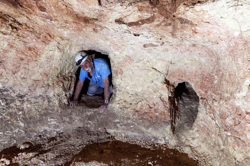 &copy; Reuters. Yinon Shivtiel, historiador del Colegio Académico de Zefat, se arrastra a través de una abertura en una cueva, parte de un inmenso escondite subterráneo compuesto por estrechos túneles y grandes espacios de almacenamiento que, según la Autoridad de A