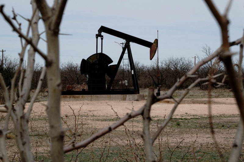 © Reuters. FOTO DE ARCHIVO: Un bomba perfora crudo en el yacimiento petrolífero de Yates, cerca de Iraan, Texas, Estados Unidos, 17 de marzo de 2023. REUTERS/Bing Guan/Foto de archivo 