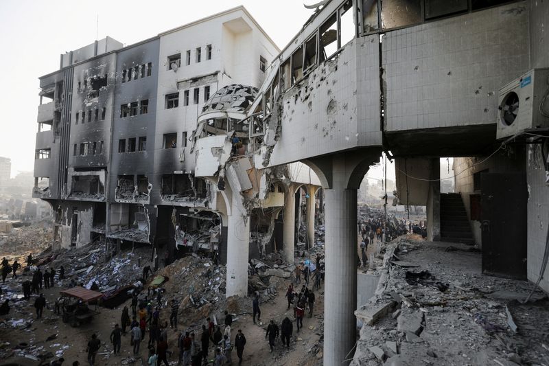 &copy; Reuters. FILE PHOTO: Palestinians inspect the damages at Al Shifa Hospital after Israeli forces withdrew from the Hospital and the area around it following a two-week operation, amid the ongoing conflict between Israel and Hamas, in Gaza City April 1, 2024. REUTER