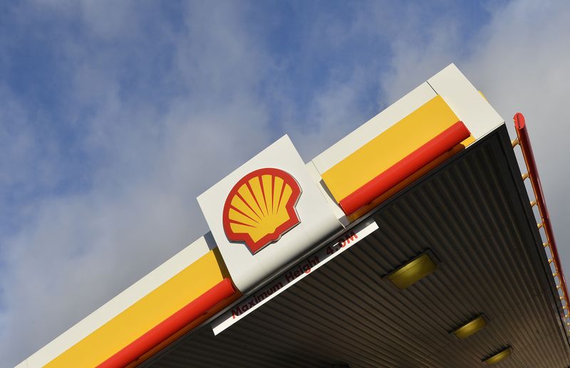 &copy; Reuters. Shell branding is seen at a petrol station in west London, January 29, 2015. REUTERS/Toby Melville/File photo