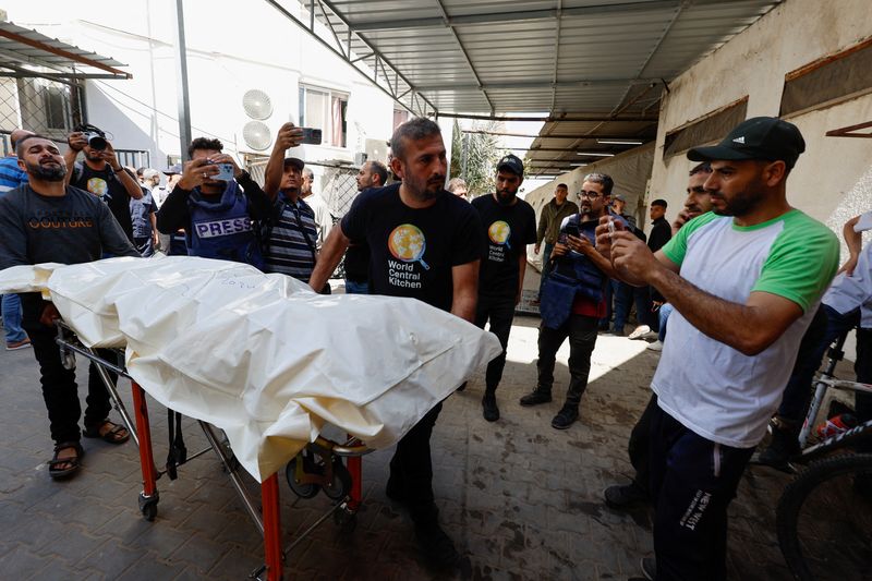 &copy; Reuters. أشخاص يحملون جثمان أحد موظفي ورلد سنترال كتشين، الذين قتلوا في غارة إسرائيلية، قبل نقله إلى عائلته خارج غزة في رفح يوم الأربعاء. تصوير: محمد 