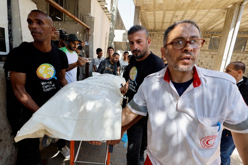 &copy; Reuters. Personas cargan el cuerpo de uno de los trabajadores extranjeros de World Central Kitchen (WCK), que murió en un ataque aéreo israelí, antes de ser transportado con sus familias fuera de Gaza, en medio del conflicto en curso entre Israel y el grupo isl