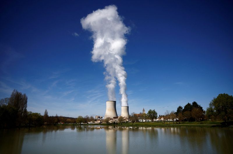 &copy; Reuters. De la vapeur s'élève des tours de refroidissement de la centrale nucléaire d'Électricité de France (EDF) à Civaux, en France. /Photo prise le 19 mars 2024/REUTERS/Stephane Mahe TPX IMAGES DU JOUR