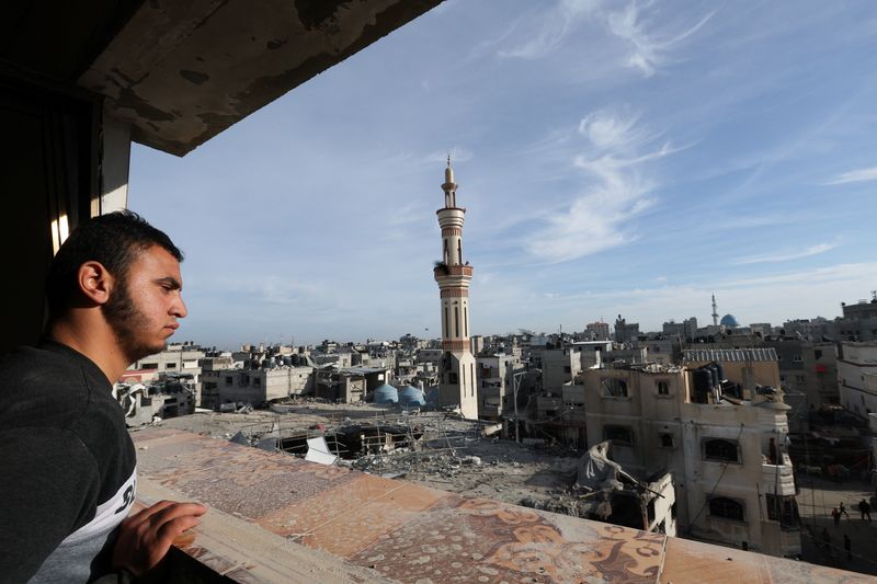 &copy; Reuters. イスラム組織ハマスのハニヤ最高指導者は３日、イスラエル軍の撤退を含むパレスチナ自治区ガザでの停戦に向けた条件にコミットしていると述べた。ガザ最南部ラファで２月撮影（２０２