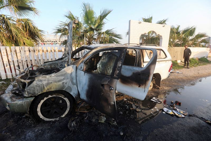 &copy; Reuters. سيارة محترقة قتل بداخلها موظفين أجانب بمنظمة ورلد سنترال كيتشن جراء ضربة جوية إسرائيلية في دير البلح بوسط قطاع غزة في الثاني من أبريل 2024. تص
