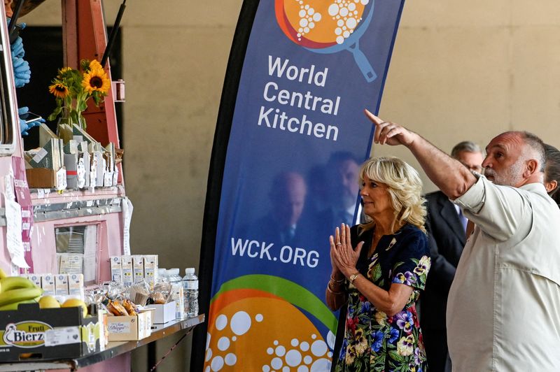&copy; Reuters. Imagen de archivo. La primera dama estadounidense Jill Biden y el chef español José Andrés saludan a los voluntarios de la asociación World Central Kitchen, durante su visita con la reina Letizia de España a un centro de recepción para refugiados uc