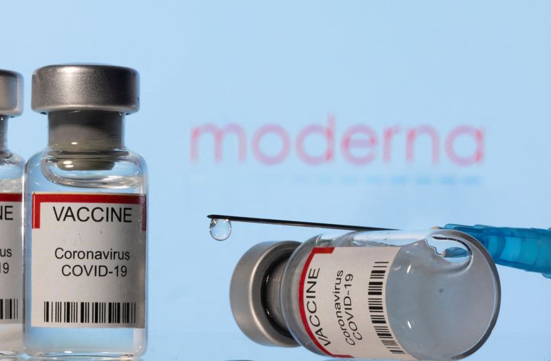 &copy; Reuters. FILE PHOTO: Vials labelled "VACCINE Coronavirus COVID-19" and a syringe are seen in front of a displayed Moderna logo in this illustration taken December 11, 2021. REUTERS/Dado Ruvic/Illustration/File Photo
