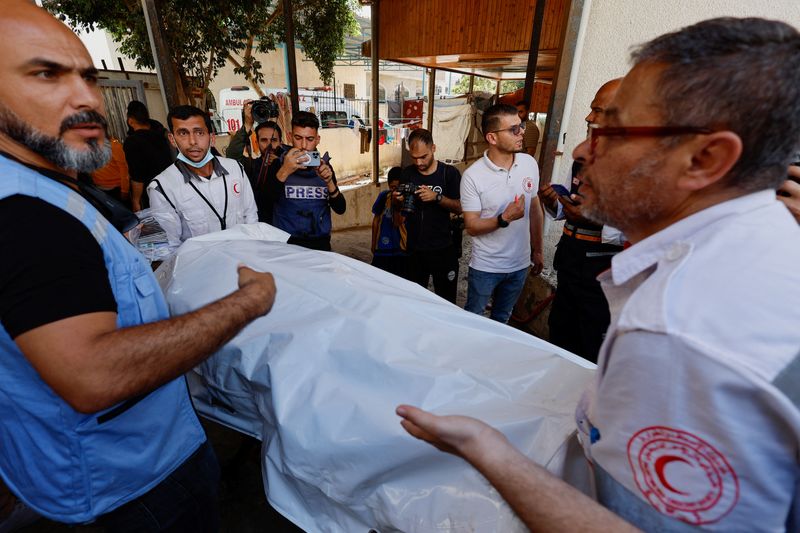 &copy; Reuters. أشخاص يحملون جثمان أحد موظفي ورلد سنترال كتشين، الذين قتلوا في غارة إسرائيلية، قبل نقله إلى عائلته خارج غزة في رفح يوم الأربعاء. تصوير: محمد 