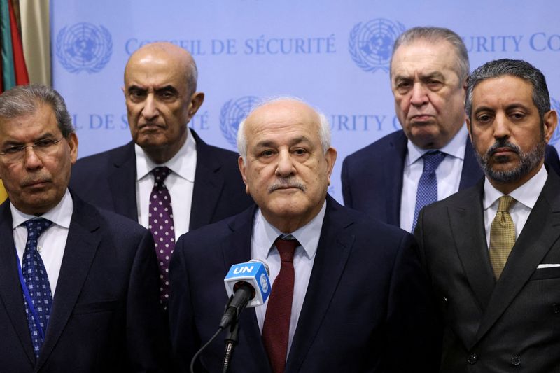 &copy; Reuters. رياض منصور مندوب فلسطين الدائم في الأمم المتحدة يتحدث إلى وسائل الإعلام عقب اجتماع مجلس الأمن الدولي في يوم 25 مارس آذار 2024 للتصويت على قرار 