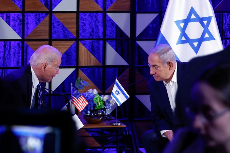&copy; Reuters. Foto de Archivo: El presidente de Estados Unidos, Joe Biden, asiste a una reunión con el primer ministro israelí, Benjamin Netanyahu, durante su visita a Israel en medio del actual conflicto entre Israel y Hamás, en Tel Aviv, Israel. 18 de octubre de 2