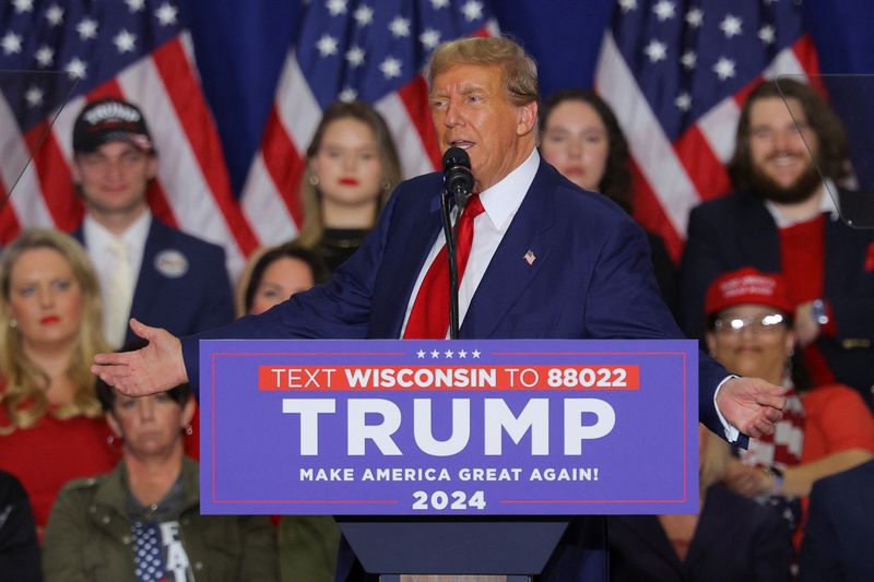 © Reuters. FILE PHOTO: Republican presidential candidate and former U.S. President Donald Trump speaks during a campaign rally in Green Bay, Wisconsin, U.S., April 2, 2024. REUTERS/Brian Snyder/File Photo