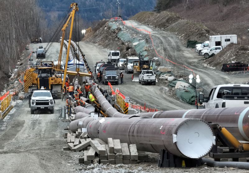 © Reuters. FILE PHOTO: The last section of pipeline is assembled on the Trans Mountain pipeline expansion project before operations are expected to begin in the second quarter of 2024, near Laidlaw, British Columbia, Canada, February 18, 2024.  REUTERS/Chris Helgren/File Photo