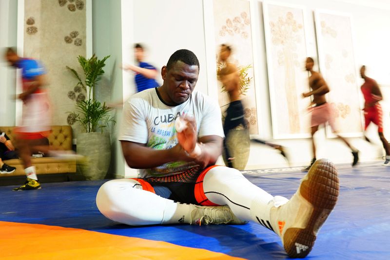 © Reuters. El luchador grecorromano cubano Mijaín López entrena en preparación para los Juegos Olímpicos de París en Varadero, Cuba, el 3 de abril de 2024. REUTERS/Alexandre Meneghini