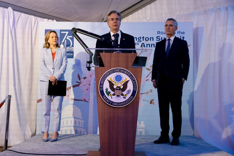 © Reuters. U.S. Secretary of State Antony Blinken speaks next to NATO Secretary General Jens Stoltenberg and U.S. Ambassador to NATO Julianne Smith as they attend a ceremony marking the 75th anniversary of the signing of the North Atlantic Treaty, in Brussels, Belgium April 3, 2024. REUTERS/Johanna Geron/Pool