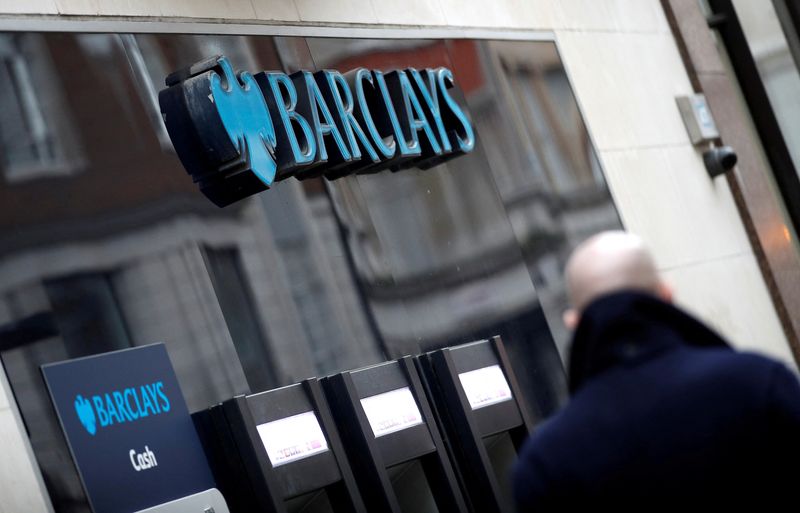 &copy; Reuters. 　英バークレイズは４月３日、欧州ＳＴＯＸＸ６００株価指数の年末の予想を従来の５１０から５４０に引き上げた。写真はバークレイズの支店。２０２２年２月、ロンドンで撮影（２０２