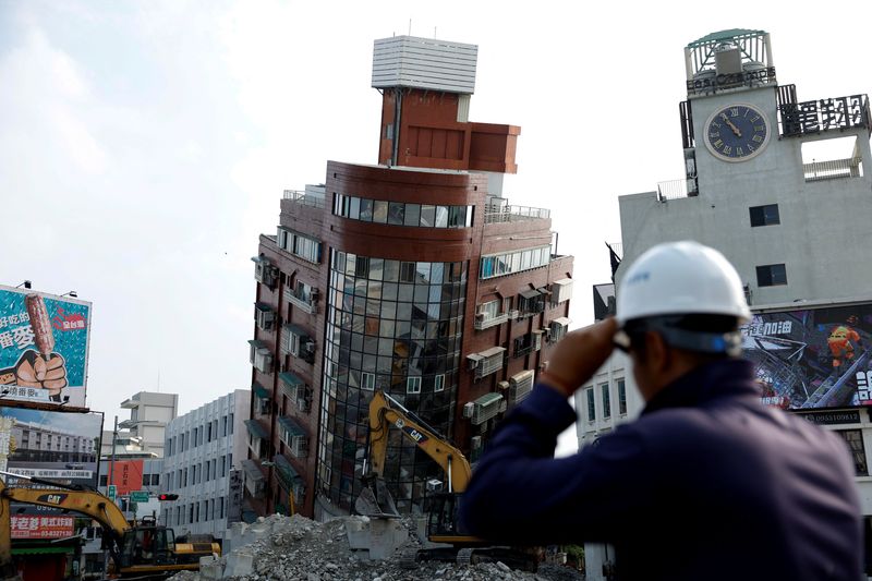 &copy; Reuters. Workers carry out operations at the site where a building collapsed, following the earthquake, in Hualien, Taiwan April 4, 2024. REUTERS/Carlos Garcia Rawlins