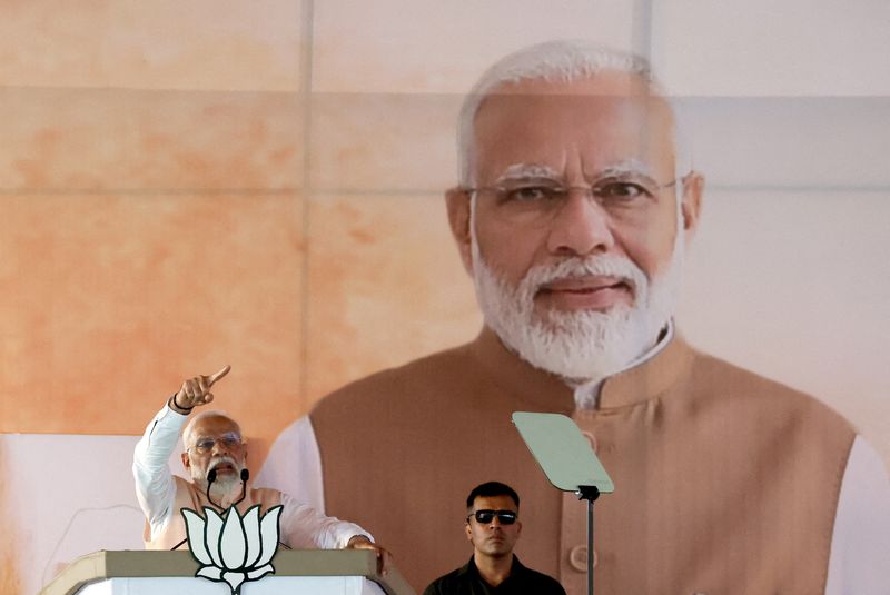 &copy; Reuters. 　４月３日、最新の世論調査によると、インドで今月から始まる下院総選挙は、モディ首相が率いる与党連合が全体の７５％近い議席を獲得して圧勝しそうだ。写真は選挙運動のため演説す