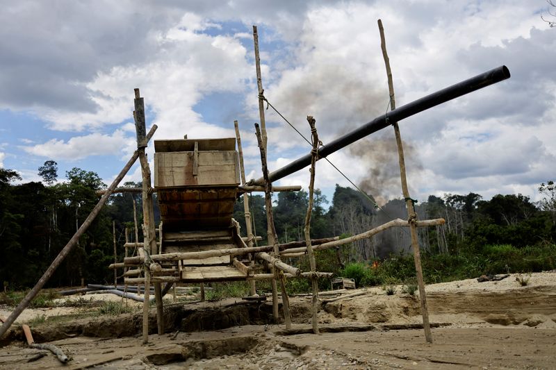 &copy; Reuters. A structure to remove gold and cassiterite is pictured at the banks of Couto de Magalhaes river, during an operation by the Brazilian Institute of Environment and Renewable Natural Resources (IBAMA) against illegal mining in Yanomami Indigenous land, Rora